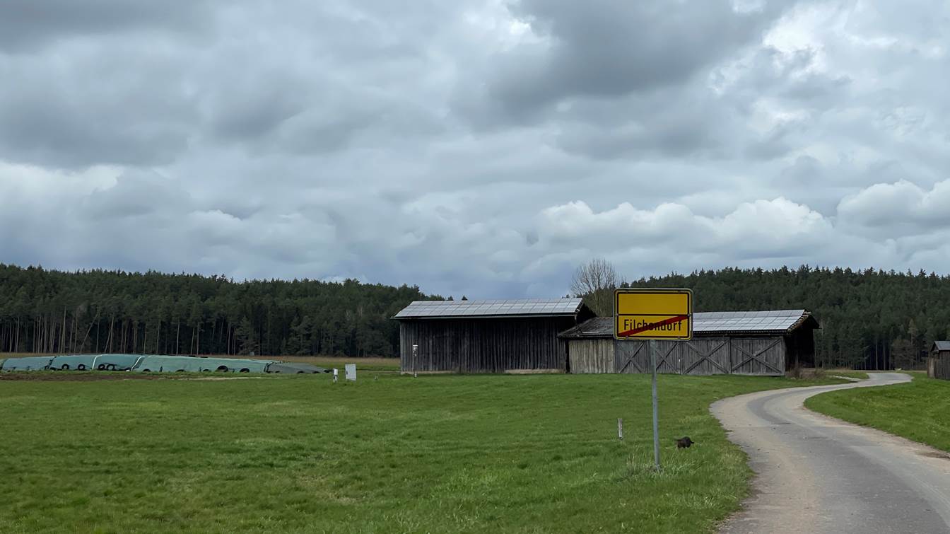 Ein Bild, das Gras, Himmel, drauen, Wolkig enthlt.

Automatisch generierte Beschreibung