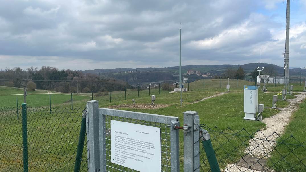 Ein Bild, das Text, Gras, Zaun, Himmel enthlt.

Automatisch generierte Beschreibung